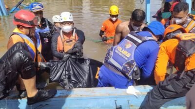 Tim SAR gabungan mengevakuasi jenazah korban insiden kapal terbakar di Delta Pawan yang ditemukan di bagian haluan KM Laut Anugerah.