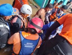 Tim Gabungan Evakuasi Korban Kecelakaan di Perairan Sungai Pawan