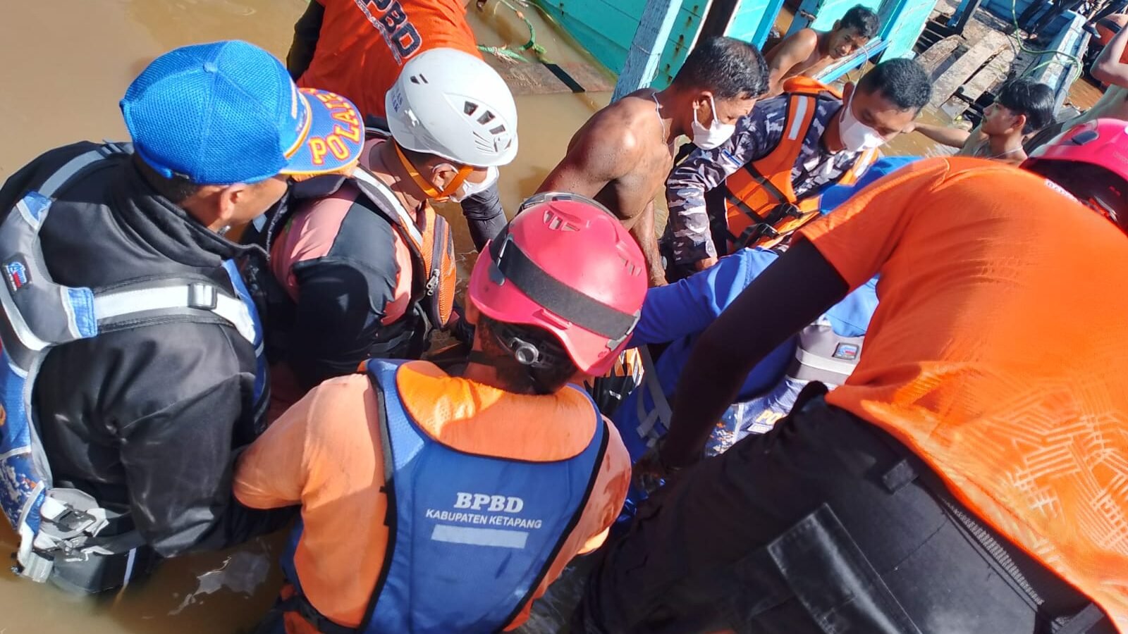 Tim gabungan dari Polairud, Basarnas, BPBD, dan TNI AL mengevakuasi korban insiden kapal di perairan Sungai Pawan menuju fasilitas kesehatan terdekat.