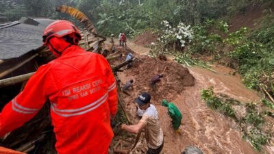 Tim SAR gabungan melakukan evakuasi pada korban tanah longsor yang terjadi di Desa Petir, Kecamatan Dramaga, Kabupaten Bogor. (Dok. BPBD Kabupaten Bogor)
