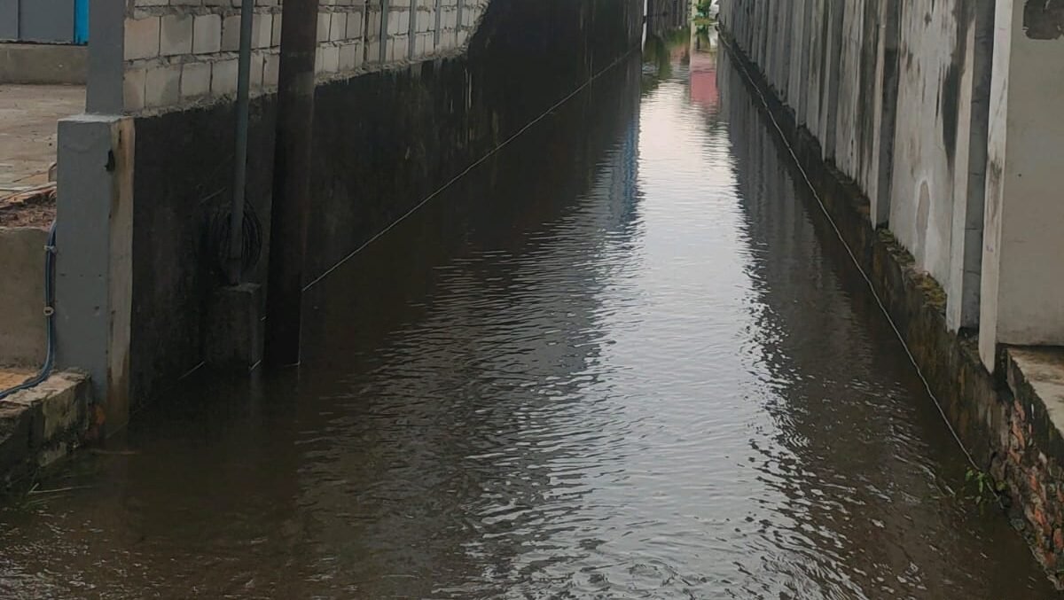 Genangan air bah yang merendam akses jalan raya dan sejumlah bangunan rumah warga akibat tingginya curah hujan di wilayah Kabupaten Kotawaringin