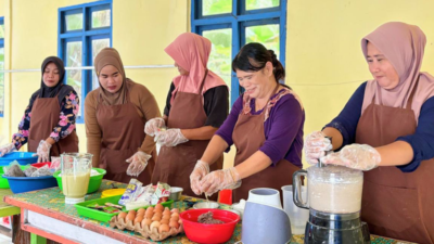 Ibu-ibu Desa Pelapis, Kepulauan Karimata, mengolah ikan tangkapan nelayan menjadi bakso sebagai bagian dari program pemberdayaan untuk meningkatkan pendapatan keluarga.