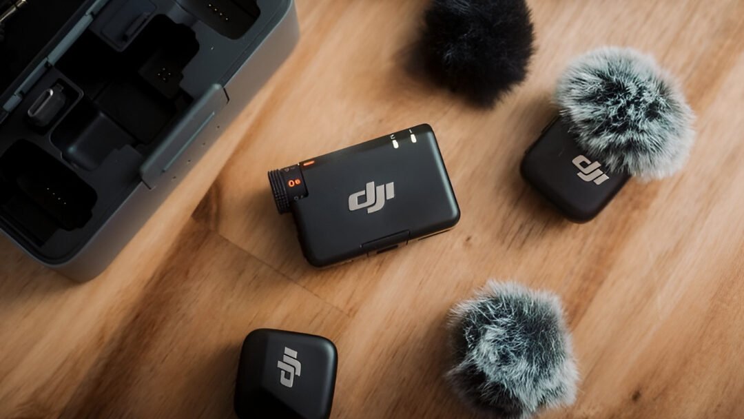 Ilustrasi - Cari mikrofon clip on ringkas untuk konten kreator? Cek fitur canggih, harga, dan daya tahan baterai DJI Mic Mini 2 terbaru yang super mungil di sini. (Dok. Ist)