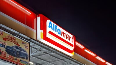 Ilustrasi - Tertarik menjadi pengusaha minimarket? Cari tahu rincian modal awal, sistem royalti, hingga syarat buka gerai franchise Alfamart terbaru di sini. (Dok. Ist)
