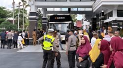 Suasana pemberangkatan calon jemaah haji asal Kota Singkawang di halaman Kantor Wali Kota Singkawang, Senin (4/5).