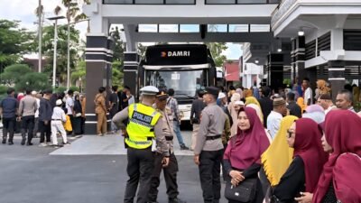 Suasana pemberangkatan calon jemaah haji asal Kota Singkawang di halaman Kantor Wali Kota Singkawang, Senin (4/5).