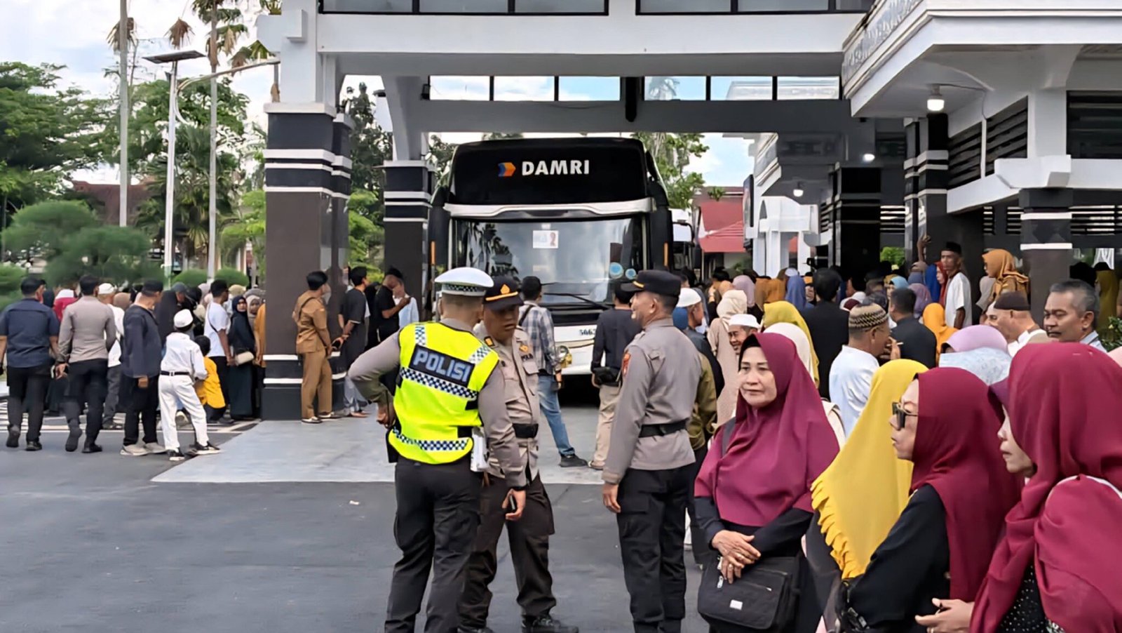Suasana pemberangkatan calon jemaah haji asal Kota Singkawang di halaman Kantor Wali Kota Singkawang, Senin (4/5).