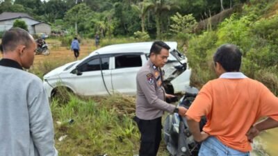 Kondisi kendaraan yang terlibat tabrakan fatal akibat insiden mobil pecah ban di jalan penghubung Batang Tarang menuju Sosok Kabupaten Sanggau.