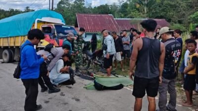 Kondisi kendaraan truk dan sepeda motor yang terlibat kecelakaan maut di jalur tanjakan menikung Jalan Lintas Selatan Desa Nanga Nuar.