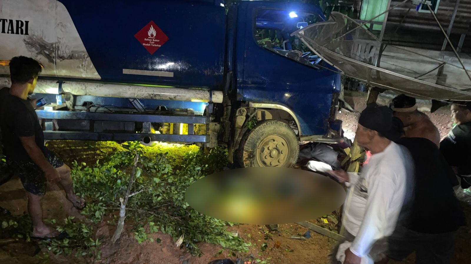 Kondisi truk tangki yang terguling usai mengalami kecelakaan tunggal akibat menghindari lubang di Jalan Trans Kalimantan KM 12 Toba Kabupaten Sanggau.