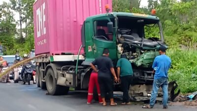 Kondisi dua unit truk kontainer yang mengalami kerusakan parah pada bagian kabin usai terlibat kecelakaan di ruas jalan penghubung antardaerah.
