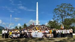 Ratusan umat Buddha bersama jajaran Pemerintah Kota Singkawang melaksanakan kegiatan bersih-bersih di area Taman Makam Pahlawan.