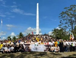 Ratusan Umat Buddha Gelar Karya Bhakti Waisak Bersihkan Taman Makam Pahlawan Singkawang