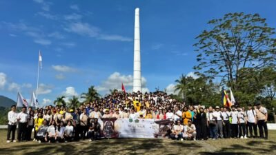 Ratusan umat Buddha bersama jajaran Pemerintah Kota Singkawang melaksanakan kegiatan bersih-bersih di area Taman Makam Pahlawan.