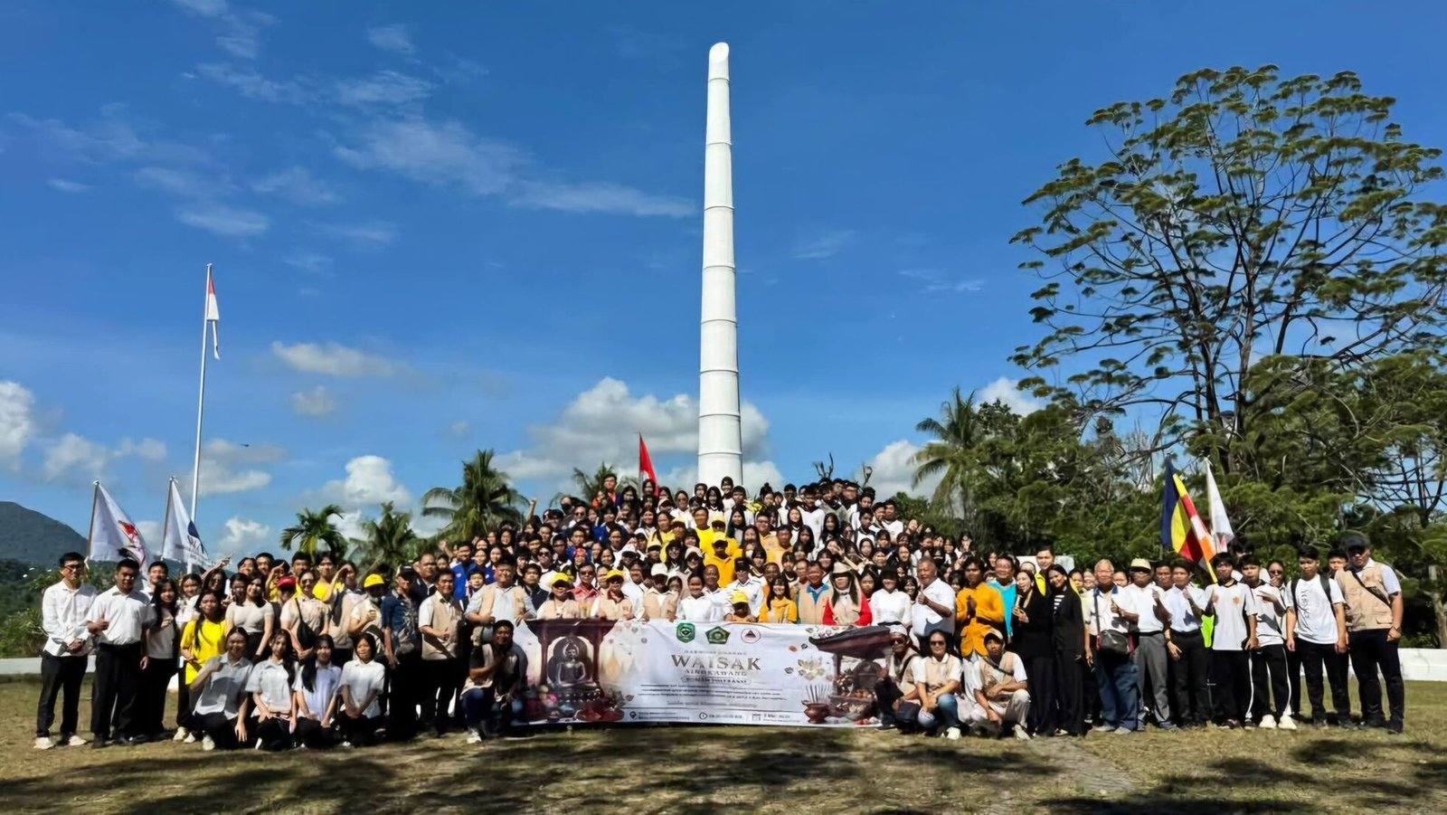 Ratusan umat Buddha bersama jajaran Pemerintah Kota Singkawang melaksanakan kegiatan bersih-bersih di area Taman Makam Pahlawan.
