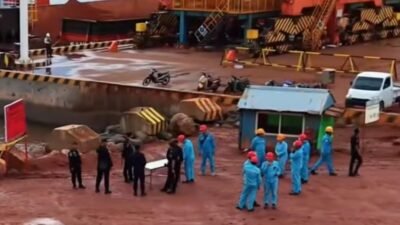 KKP menghentikan sementara aktivitas operasional terminal khusus PT WHW di Ketapang karena terindikasi belum memiliki perizinan kelautan secara lengkap.