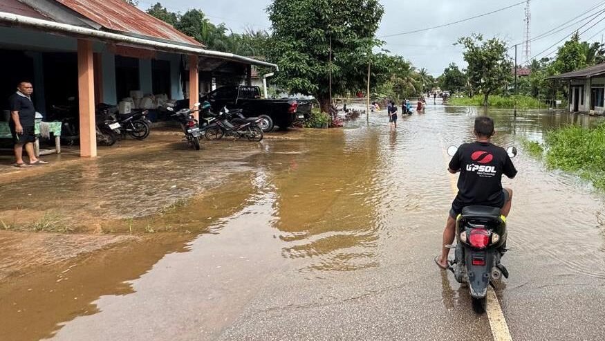 Kondisi akses jalan dan permukiman warga yang terendam genangan air menyusul luapan sungai di kawasan dataran rendah Kabupaten Sanggau.