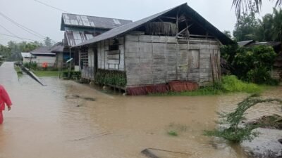 Kondisi permukiman warga di kawasan Kecamatan Subah yang terendam luapan air sungai menyusul tingginya curah hujan di Kabupaten Sambas.