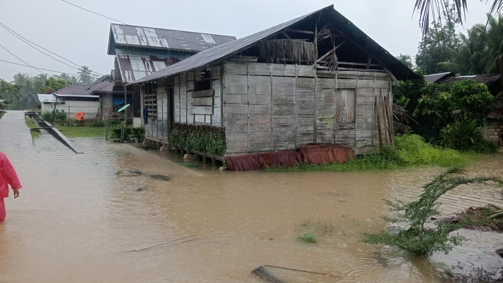 Kondisi permukiman warga di kawasan Kecamatan Subah yang terendam luapan air sungai menyusul tingginya curah hujan di Kabupaten Sambas.