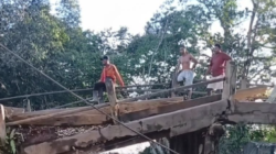 Kondisi Jembatan Sungai Temurak di Sanggau kembali rusak dan miring. (Dok. Ist)