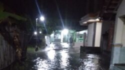 Kondisi akses jalan raya dan permukiman warga di kawasan Kecamatan Pedan yang terendam genangan air usai sungai meluap akibat curah hujan tinggi.