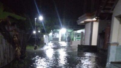 Kondisi akses jalan raya dan permukiman warga di kawasan Kecamatan Pedan yang terendam genangan air usai sungai meluap akibat curah hujan tinggi.