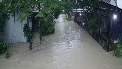 Kondisi luapan debit air sungai dan area tanggul yang jebol hingga mengakibatkan bencana banjir merendam kawasan permukiman warga di wilayah Kota