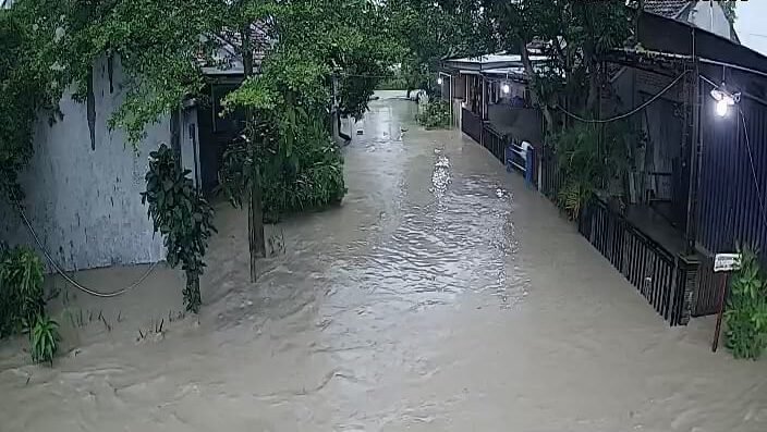 Kondisi luapan debit air sungai dan area tanggul yang jebol hingga mengakibatkan bencana banjir merendam kawasan permukiman warga di wilayah Kota