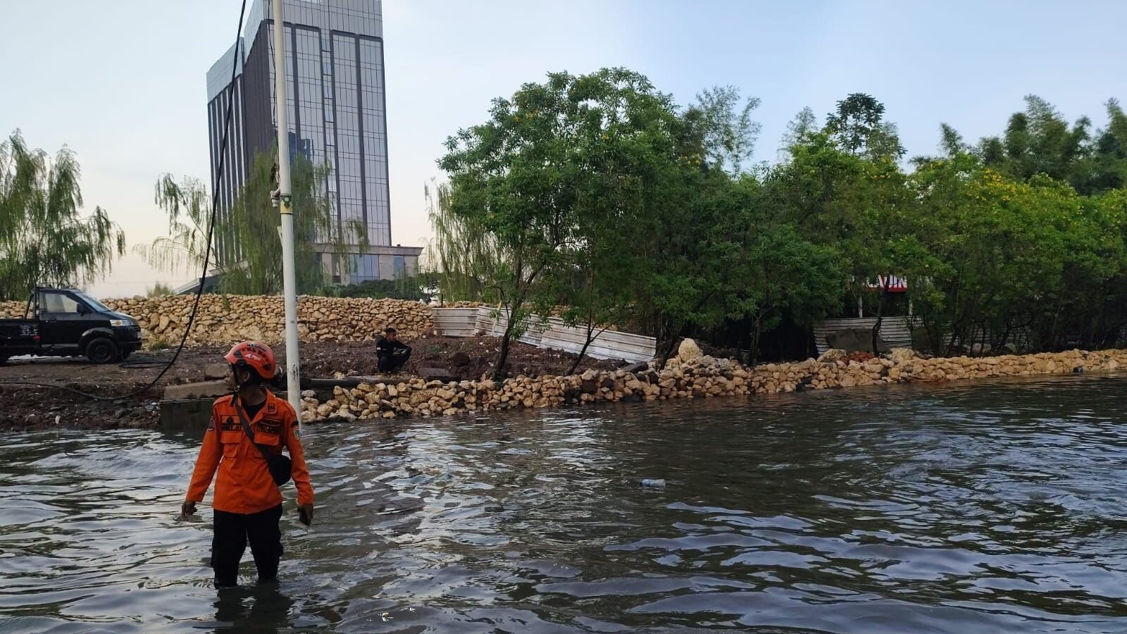 Petugas dari BPBD DKI Jakarta melakukan pemantauan kondisi air yang merendam permukiman di sejumlah lokasi yang terdampak banjir, pada Selasa (5/5). (Dok. BPBD DKI Jakarta)