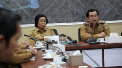 Wakil Wali Kota Singkawang Muhammadin menerima kedatangan delegasi Wakil Bupati Gunung Mas Efrensia Umbing di Kantor Wali Kota Singkawang.