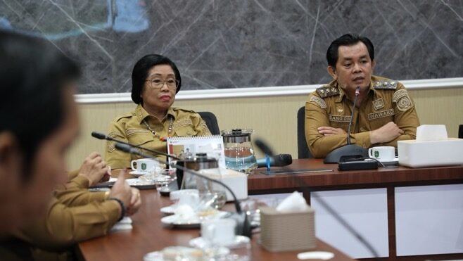 Wakil Wali Kota Singkawang Muhammadin menerima kedatangan delegasi Wakil Bupati Gunung Mas Efrensia Umbing di Kantor Wali Kota Singkawang.