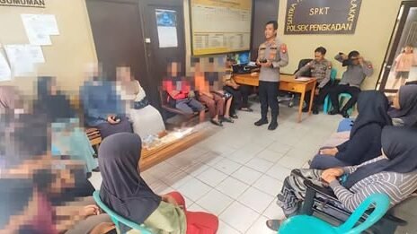 Proses mediasi antara pihak yang terlibat dalam insiden perundungan di wilayah Pengkadan yang berlangsung di Markas Polsek Pengkadan.
