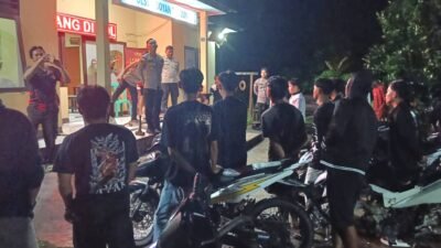 Aparat kepolisian memberikan teguran dan mengamankan puluhan sepeda motor yang menggunakan knalpot tidak standar dalam operasi penertiban wilayah.