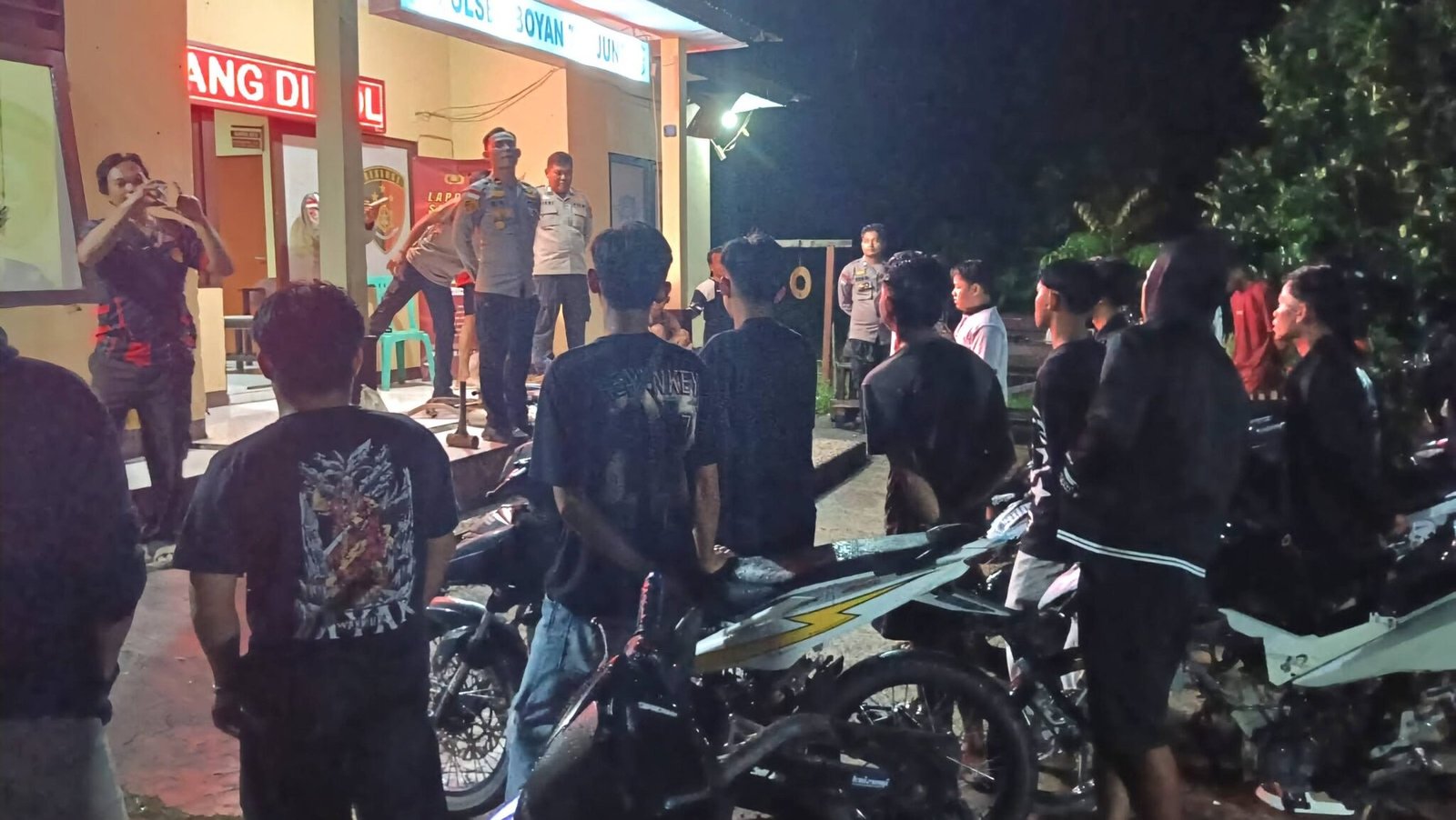 Aparat kepolisian memberikan teguran dan mengamankan puluhan sepeda motor yang menggunakan knalpot tidak standar dalam operasi penertiban wilayah.