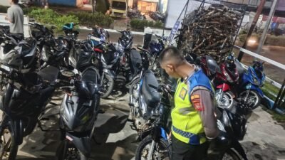 ersonel kepolisian mengamankan puluhan sepeda motor tidak sesuai standar pabrikan dalam operasi penertiban lalu lintas di jalan poros Kotabaru menuju Nanga Pinoh.