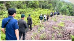 Rombongan petugas gabungan dari Tim PORA, Karantina Kalbar, dan instansi terkait melakukan patroli jalan kaki menelusuri kawasan hutan di wilayah perbatasan darat RI-Malaysia di Aruk. (Dok. HO/Faktakalbar.id)