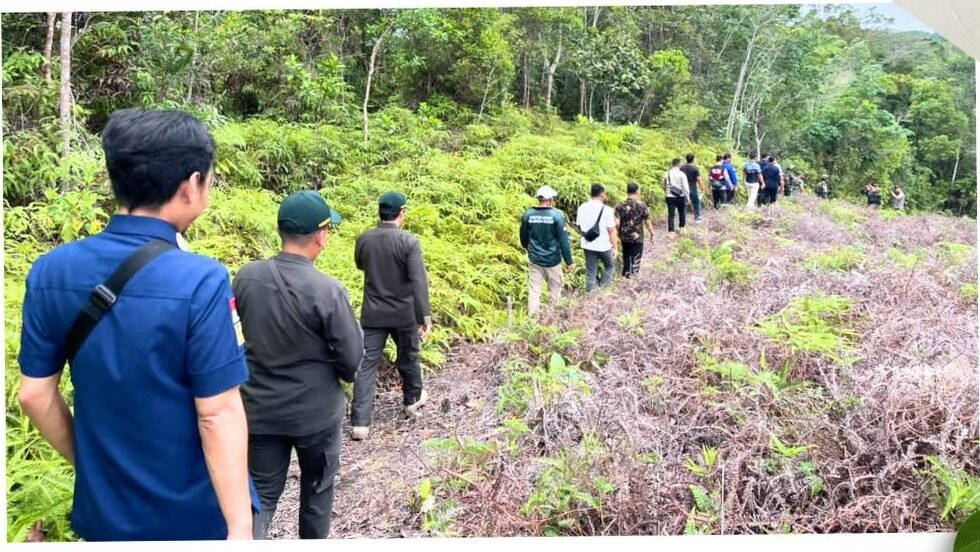 Rombongan petugas gabungan dari Tim PORA, Karantina Kalbar, dan instansi terkait melakukan patroli jalan kaki menelusuri kawasan hutan di wilayah perbatasan darat RI-Malaysia di Aruk. (Dok. HO/Faktakalbar.id)