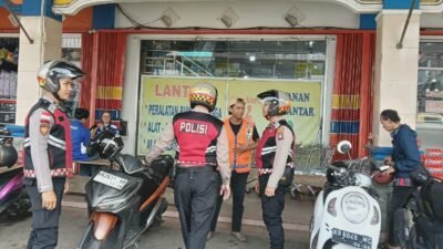 Aparat kepolisian Polres Sanggau melakukan pemantauan wilayah dan berdialog langsung dengan warga untuk mencegah potensi tindak kriminalitas.