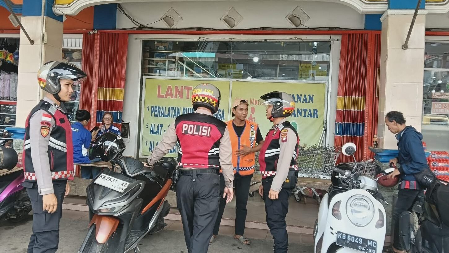 Aparat kepolisian Polres Sanggau melakukan pemantauan wilayah dan berdialog langsung dengan warga untuk mencegah potensi tindak kriminalitas.