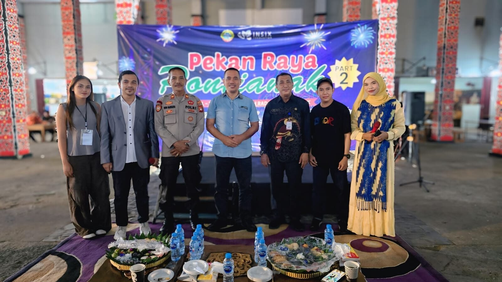 Ketua DPRD Pontianak Satarudin bersama Kadisporapar Rizal dan panitia saat pembukaan Pekan Raya Pontianak di Rumah Radakng. (Dok. HO/Faktakalbar.id)
