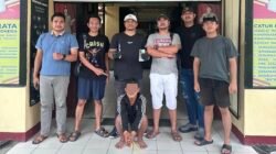 Anggota kepolisian berhasil mengamankan pelaku pencurian dengan ancaman senjata tajam yang melarikan diri ke wilayah Entikong.