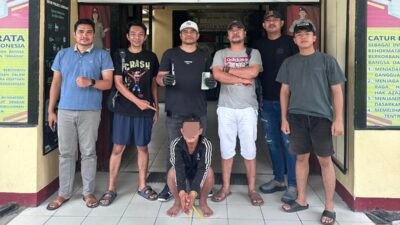 Anggota kepolisian berhasil mengamankan pelaku pencurian dengan ancaman senjata tajam yang melarikan diri ke wilayah Entikong.