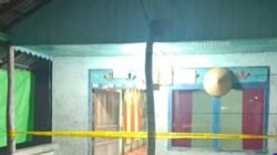 Garis polisi terpasang di lokasi kejadian dugaan penganiayaan pasangan suami istri lanjut usia di Dusun Jaya Cemerlang, Desa Kandung Suli, Kecamatan Jongkong