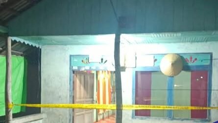 Garis polisi terpasang di lokasi kejadian dugaan penganiayaan pasangan suami istri lanjut usia di Dusun Jaya Cemerlang, Desa Kandung Suli, Kecamatan Jongkong