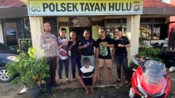 Terduga pelaku penggelapan kendaraan bermotor saat diamankan oleh jajaran aparat Polsek Tayan Hulu di kawasan Simpang 3 Sosok.