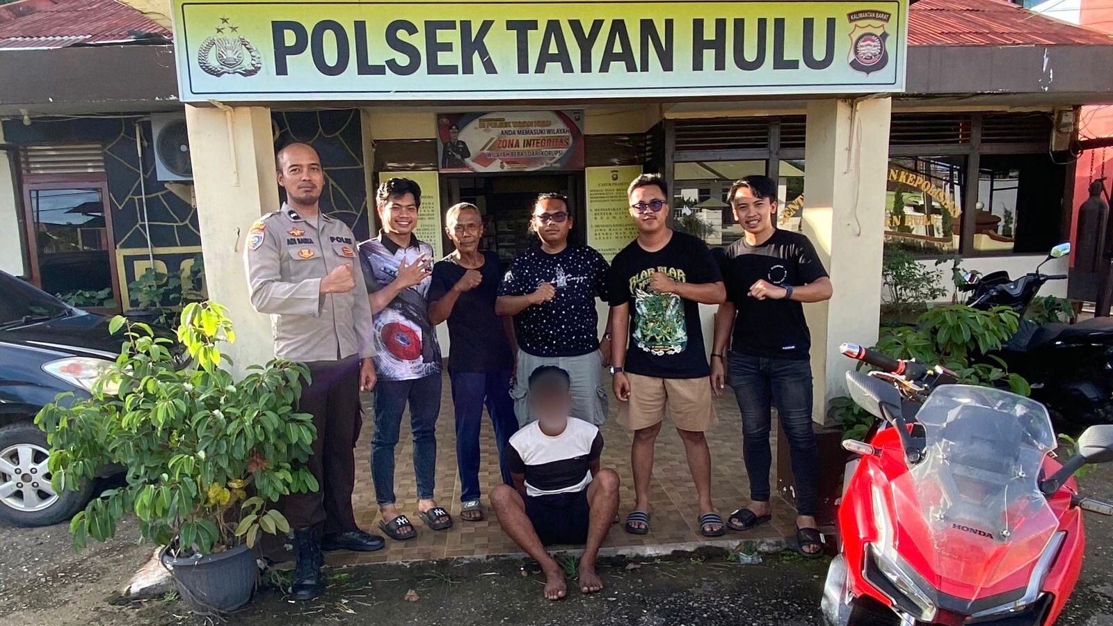 Terduga pelaku penggelapan kendaraan bermotor saat diamankan oleh jajaran aparat Polsek Tayan Hulu di kawasan Simpang 3 Sosok.