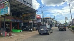 Kondisi pembangunan kanopi ruko Hero Sticker di Kabupaten Sanggau yang dinilai melanggar tata ruang karena terlalu menjorok ke arah jalan raya.