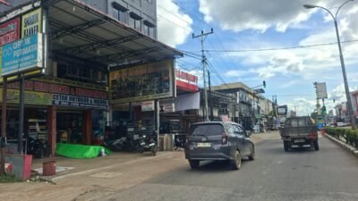 Kondisi pembangunan kanopi ruko Hero Sticker di Kabupaten Sanggau yang dinilai melanggar tata ruang karena terlalu menjorok ke arah jalan raya.