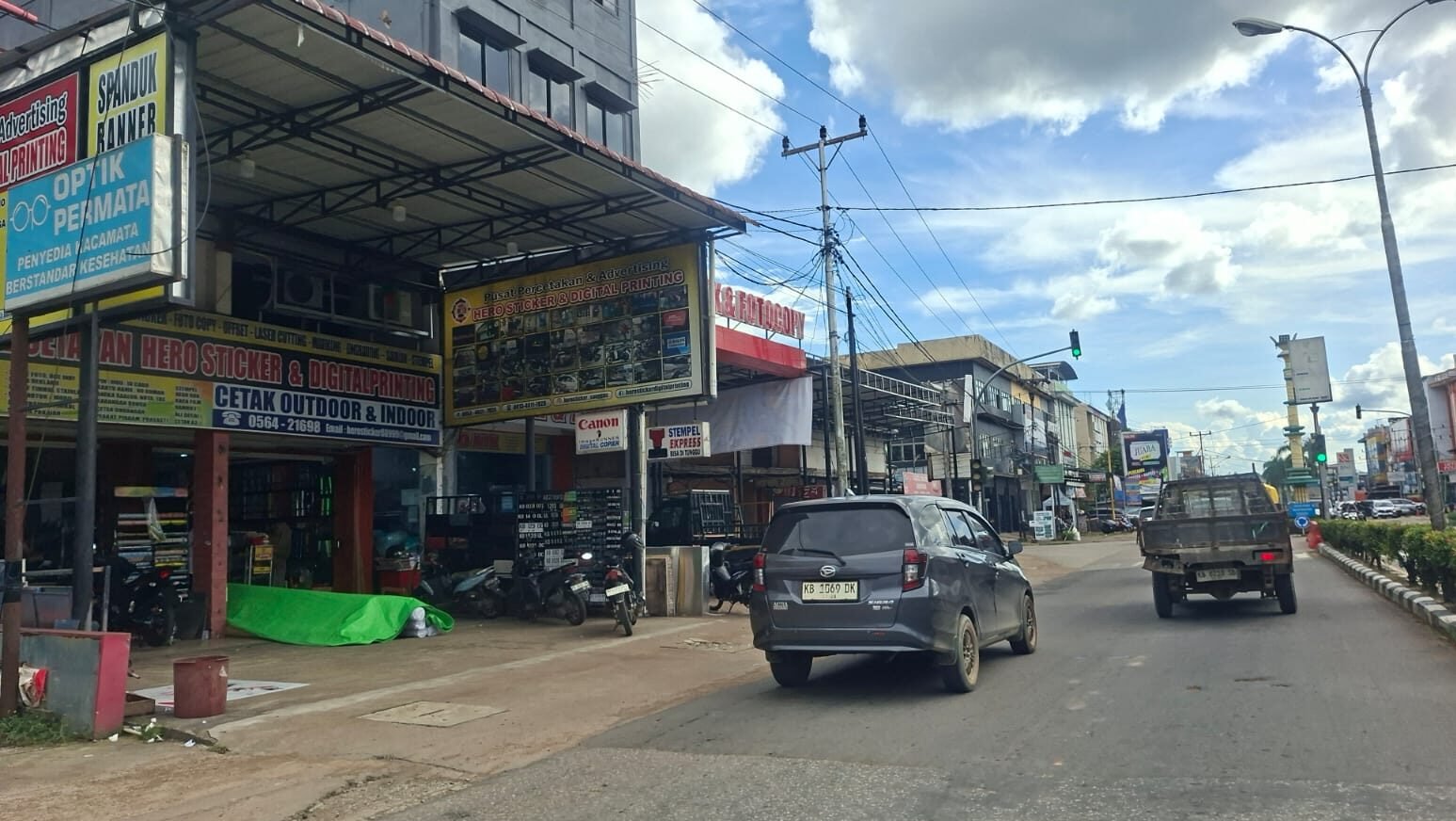 Kondisi pembangunan kanopi ruko Hero Sticker di Kabupaten Sanggau yang dinilai melanggar tata ruang karena terlalu menjorok ke arah jalan raya.