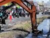 Drainase Tersumbat Jalan Lintas Melawi Sintang Mulai Dibersihkan Petugas